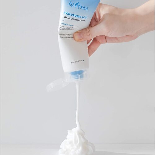 Isntree Hyaluronic Acid Low-Ph Cleansing Foam